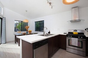 冷蔵庫、電子レンジ、オーブン、コンロ