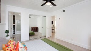 A spacious room with a ceiling fan, a bed with colorful pillows, and a green rug. - Fabulous Townhouse, close to beach, town and harbor (Dana Point)