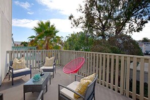 An outdoor patio with wicker furniture, a red chair, and a decorative bowl. - Fabulous Townhouse, close to beach, town and harbor (Dana Point)