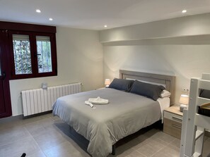 4 slaapkamers, een strijkplank/strijkijzer, gratis wifi, beddengoed