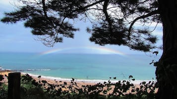 Na praia, espreguiçadeiras