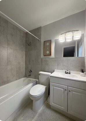Ensemble douche/baignoire, sĂšche-cheveux, serviettes fournies, savon
