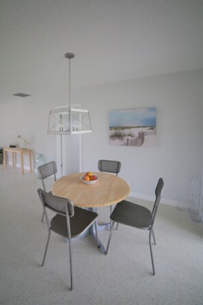 Dining - Cozy 2 Bedroom 2 Bath Minutes From Beach (Pompano Beach)