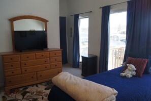 3 bedrooms, in-room safe, free WiFi, bed sheets