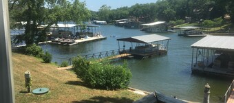 Exceptional family escape - Lakefront on a flat lot in a spring fed no wake cove