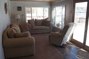 Smart TV, fireplace, DVD player, ping pong