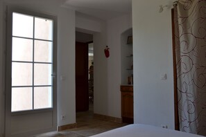 1 chambre, fer et planche à repasser, draps fournis