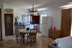Réfrigérateur, micro-ondes, plaque de cuisson, lave-vaisselle