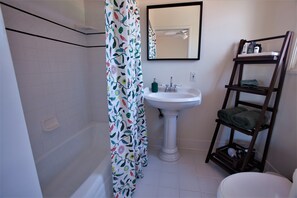 Badekar, hårtørrer, håndklæder, Sæbe