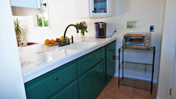 Refrigerador, microondas, cafetera y tetera y tostadora