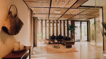 Quầy tiếp tân