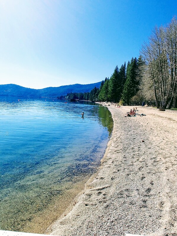 Beach - Walk to the lake (Tahoe City)