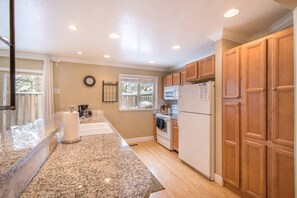 Fridge, microwave, oven, stovetop - Walk to the lake (Tahoe City)