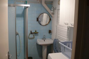 Duschwanne, Handtücher, Toilettenpapier