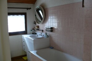 Combined shower/tub, towels, toilet paper