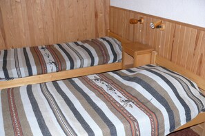 4 slaapkamers, een bureau, geluiddichte muren