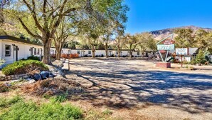 Un motel con varias cabañas, un parque infantil y un letrero que indica el Motel West Walker.