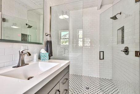 Shower, towels. WWM 11 · WWM 11 Family Adventure bunk Yosemite Suite