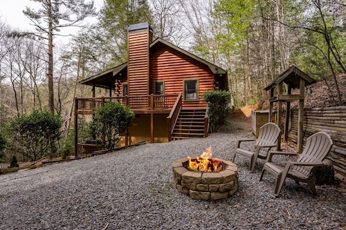 Welcome to Bearadise! Charming cabin 10 minutes to downtown Blue Ridge!