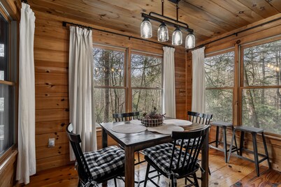 Welcome to Bearadise! Charming cabin 10 minutes to downtown Blue Ridge!