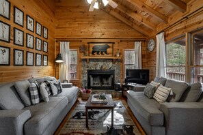 Smart TV, fireplace - Welcome to Bearadise! Charming cabin 10 minutes to downtown Blue Ridge! (Cherry Log)
