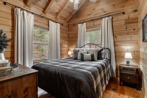 3 bedrooms, in-room safe, iron/ironing board, WiFi - Welcome to Bearadise! Charming cabin 10 minutes to downtown Blue Ridge! (Cherry Log)