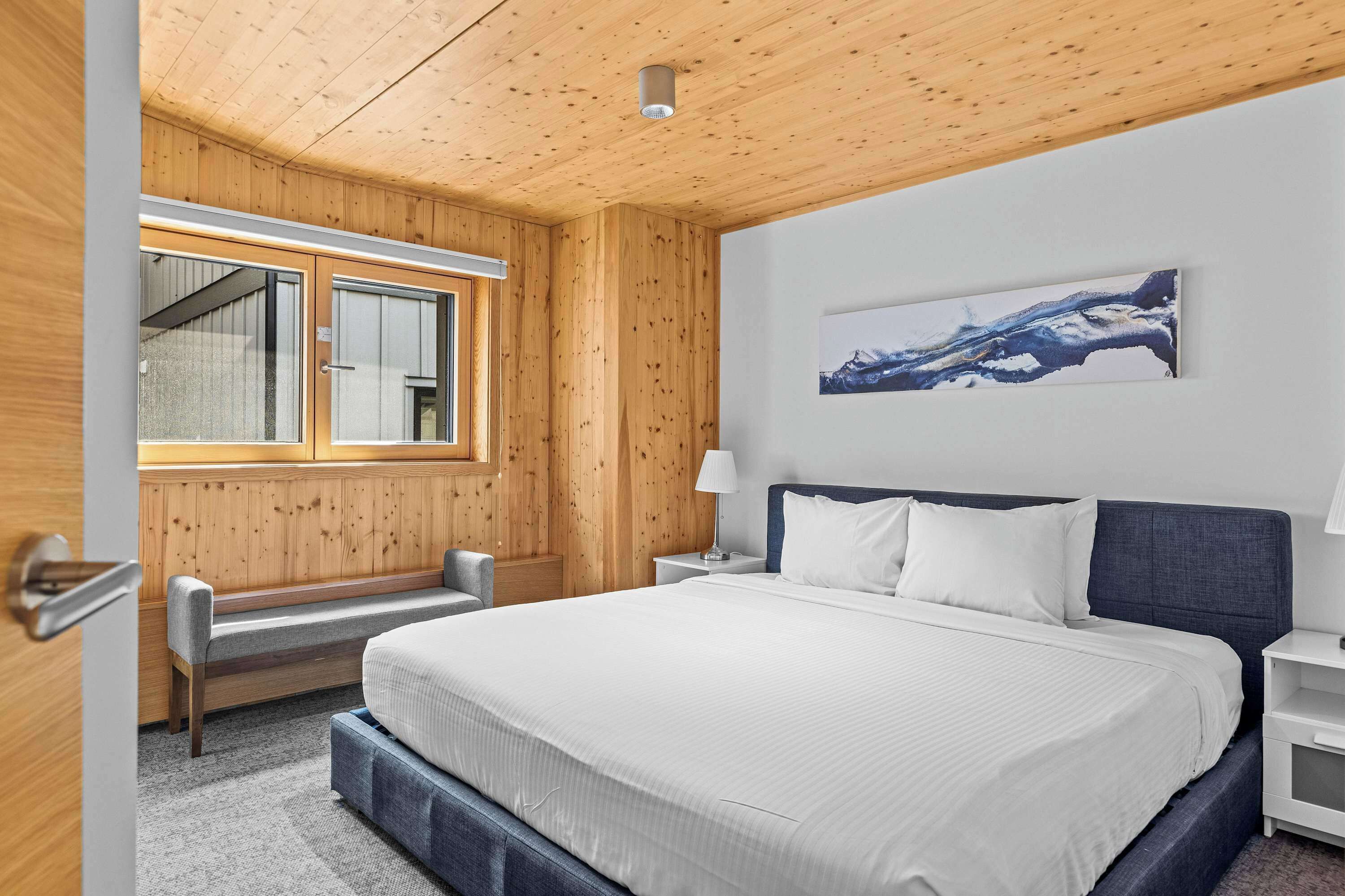 2 habitaciones, tabla de planchar con plancha y cuna de viaje 