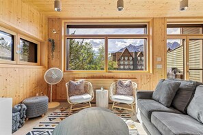 Een smart-tv en boeken