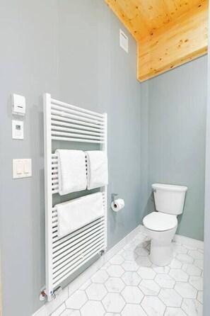 Douche, séchoir à cheveux, serviettes fournies, savon