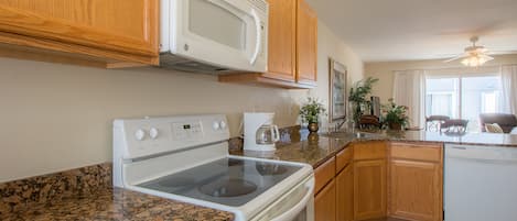 LÀgenhet - 2 queensize-sÀngar - privat pool | Eget kök | KylskÄp, mikrovÄgsugn, spishÀll och diskmaskin