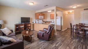 Apartment, 1 King-Bett und Schlafsofa, eigener Pool | Wohnzimmer | 42-Zoll-Fernseher mit Kabelempfang