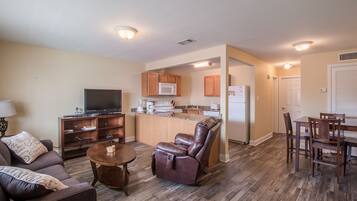 Condo, 1 cama King size y sofá cama, alberca privada | Sala de estar | Televisión de 42 pulgadas con canales por cable