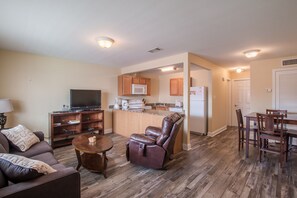 Living room - Oak Shores 128 (Biloxi)
