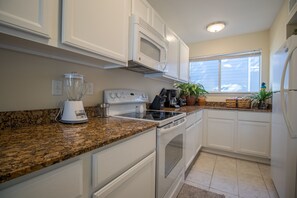 Huoneisto, 2 keskisuurta parisänkyä, yksityinen uima-allas | Yksityinen keittiö | Jääkaappi, mikroaaltouuni, liesi, astianpesukone