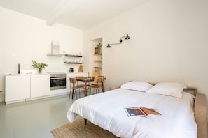 Iron/ironing board, WiFi, bed sheets - Apartment in Old Antibes, 5mn walk from the beach (Antibes)