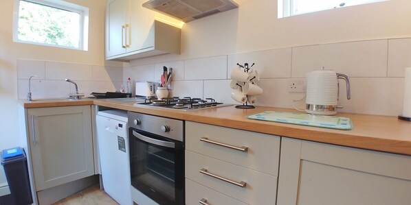 House | Private kitchen | Fridge, microwave, oven, stovetop - Spacious 3-bedroom House With Superfast Wi-fi (Sittingbourne)