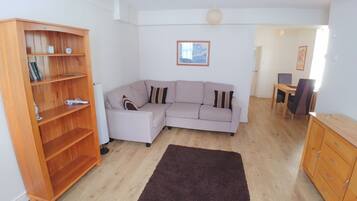 Rumah | Ruang keluarga | Televisi 30-inci dengan saluran TV digital dan pemutar DVD