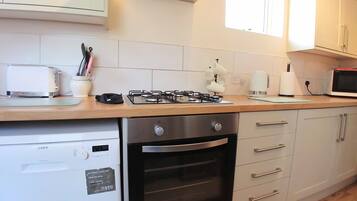 Rumah | Dapur pribadi | Lemari es, microwave, oven, dan kompor