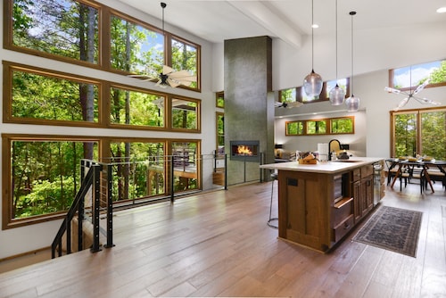 Falls Watch ~ 3BR Mountain Modern Luxury on a Private Waterfall!  Wow!
