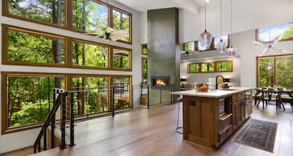 Falls Watch ~ 3BR Mountain Modern Luxury on a Private Waterfall! Wow!
