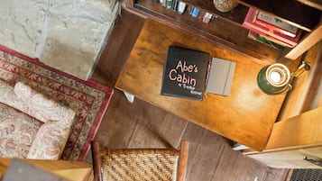 Panoramic Cabin, Hill View | Individually decorated, individually furnished, iron/ironing board