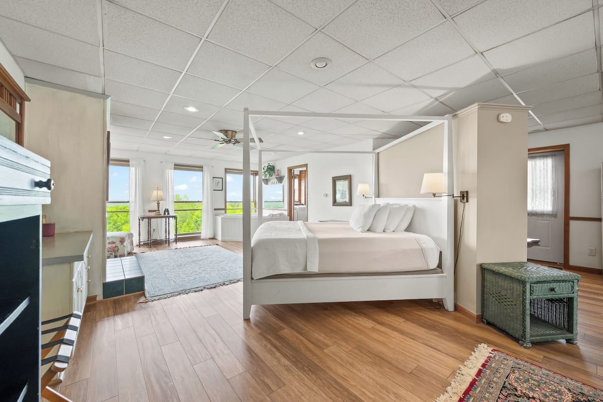 Panoramic Studio Suite | Individually decorated, individually furnished, iron/ironing board