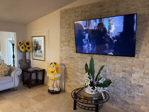 Smart TV, fireplace, video games, stereo - Havasu Resort home sleeps 10 + entertain 50 BBQ pool 🏀 theater ⛳️green 🔥place (Lake Havasu City)