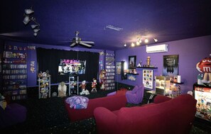 Interior - Havasu Resort home sleeps 10 + entertain 50 BBQ pool 🏀 theater ⛳️green 🔥place (Lake Havasu City)