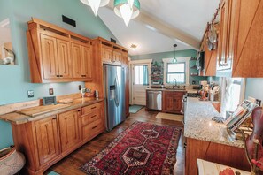 Kylskåp, mikrovågsugn, ugn och spishäll