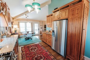 Kylskåp, mikrovågsugn, ugn och spishäll