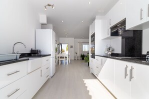 Kühlschrank, Mikrowelle, Ofen, Wasserkocher mit Kaffee-/Teezubehör