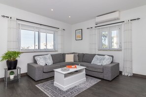 TV, fireplace - Casa Pachorrenta - Private swimming pool & walking distance to beach & amenities (Carvoeiro)