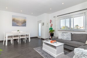 TV, fireplace - Casa Pachorrenta - Private swimming pool & walking distance to beach & amenities (Carvoeiro)