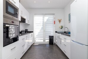 Fridge, microwave, oven, coffee/tea maker - Casa Pachorrenta - Private swimming pool & walking distance to beach & amenities (Carvoeiro)